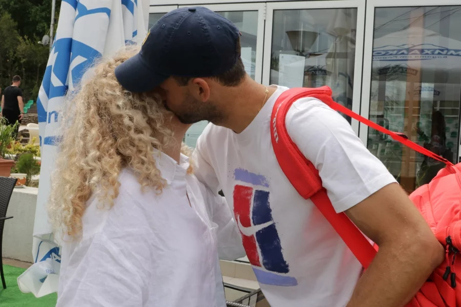 Димитров поласка сериозно майка си на рождения й ден