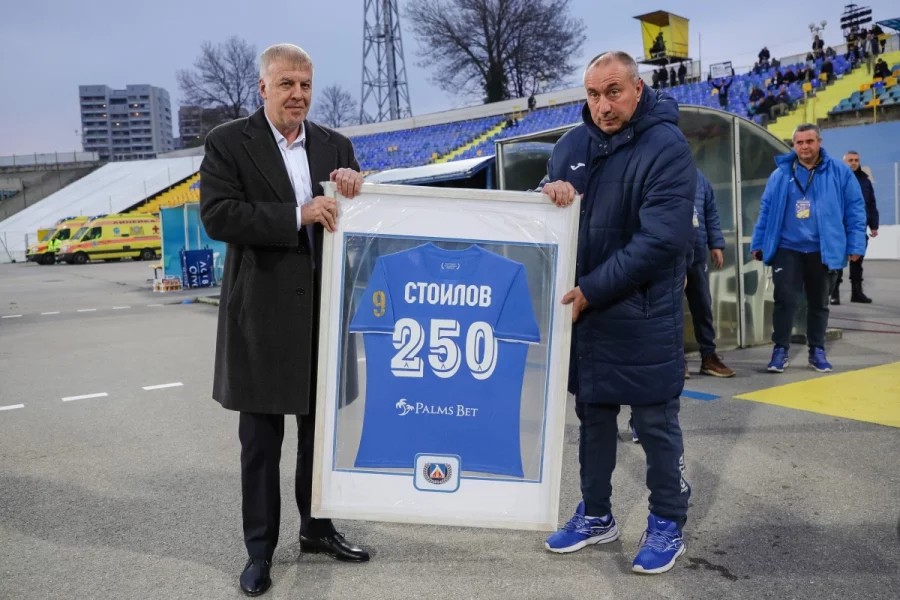 Сираков най-накрая почва да разпродава звездите