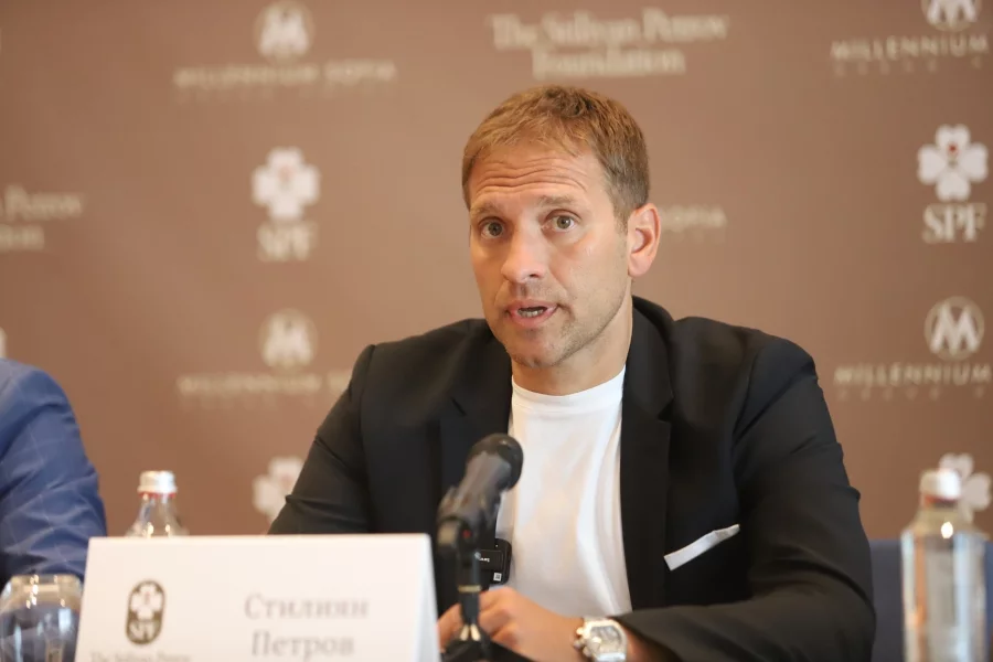 Стилиян Петров с шеговити и закачливи отговори