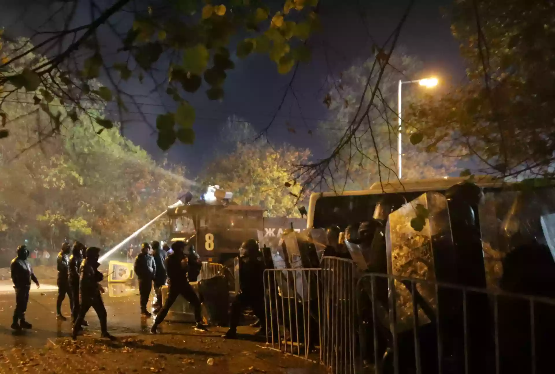 Протестът срещу БФС, прераснал в пълен погром Протестът срещу БФС, прераснал в пълен погром