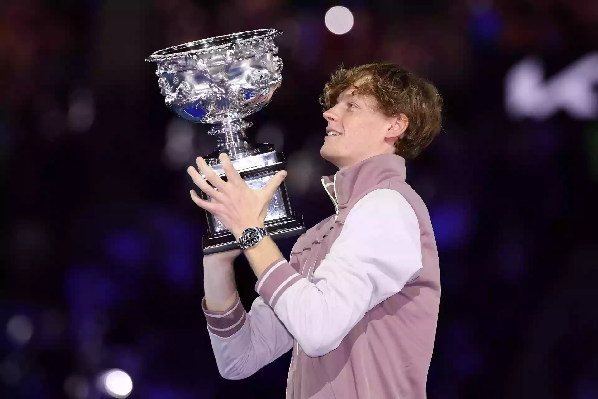 Яник Синер с трофея от Australian Open