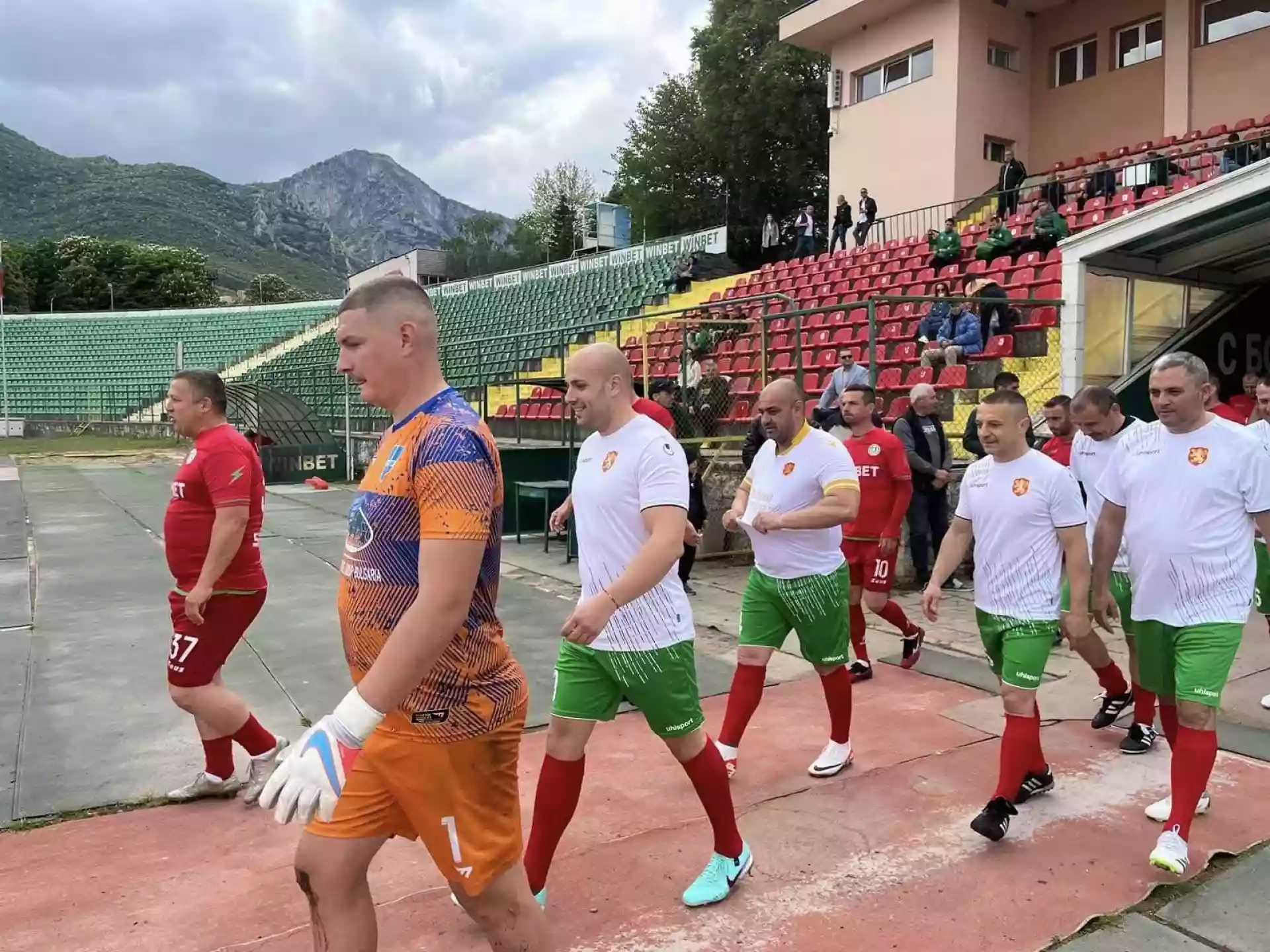 Отборът на парламента вкарва много