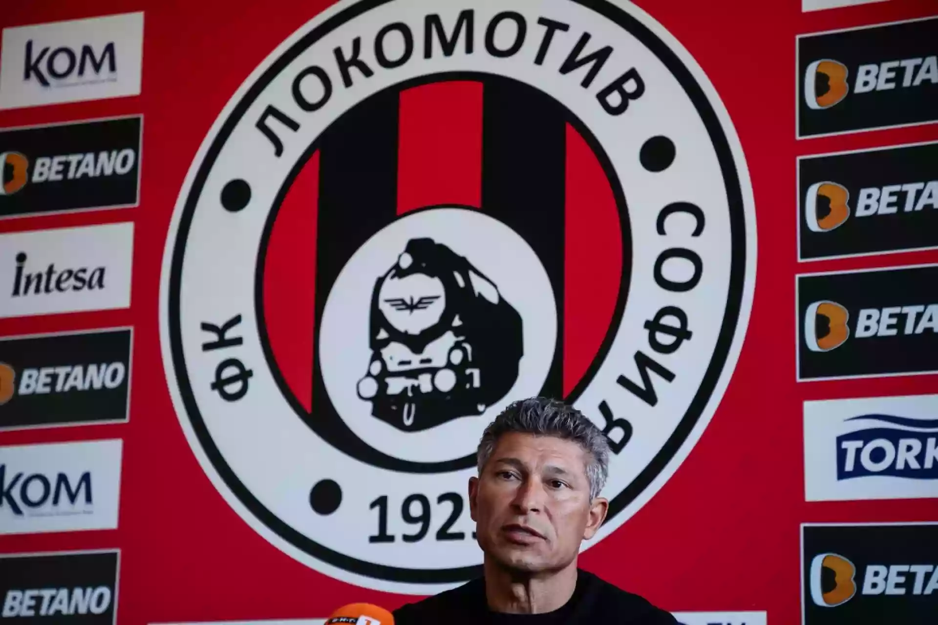 Балъков започва с победа в Локо София