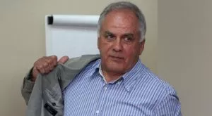 Лазаров подава оставка?