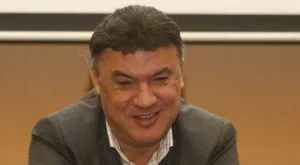 Плащат на французин, за да помогне на съдиите