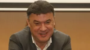 Боби Михайлов като Марадона - целува футболистите за късмет