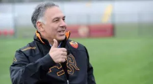 Глобиха боса на Рома заради къпането във фонтан