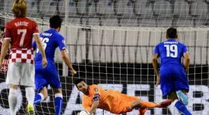 Джиджи Буфон отнесе 10 шева на коляното