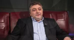 Туньо посрещна 50-те на плажа сред дами