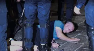 ВИДЕО: Минувач в Марсилия помоли хулиганите да спрат и отнесе нокаут