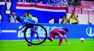 ВИДЕО И СНИМКИ (18+): Счупиха крака на Демба Ба по брутален начин 