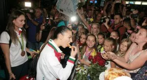 Емоционално посрещане за "златния" ни ансамбъл