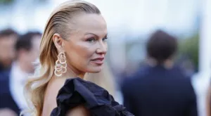 Памела Андерсън вика за Рами и Франция на "Васил Левски"?