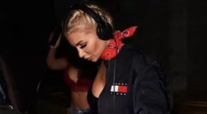 СНИМКА: Неймар се забавлява с изкусителна DJ-ка