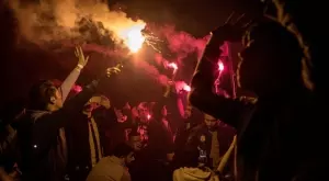 Феновете откачиха! Охрана едвам успя да опази Мертенс и Торейра в Турция (ВИДЕО)