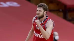 Александър Везенков остава в Олимпиакос до 2024 г.
