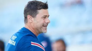 Как от радост след успеха играч на ПСЖ почти счупи носа на Почетино