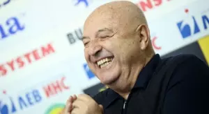 Докато Славия драпа от калта: С кого се "целува и прегръща" Венци Стефанов?