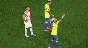СНИМКА: Неймар достигна Пеле по голове, но след края Дани Алвеш го утешаваше