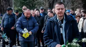 Станимир Стоилов и фенове на Левски почетоха паметта на Апостола (СНИМКИ)