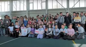 Трогващо! Звезди на ЦСКА бяха посрещнати като герои в училище в Белозем (ВИДЕО)