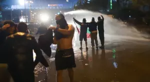 ВИДЕО: МВР показа защо пуснаха водното оръдие, но бой на агитки не се видя